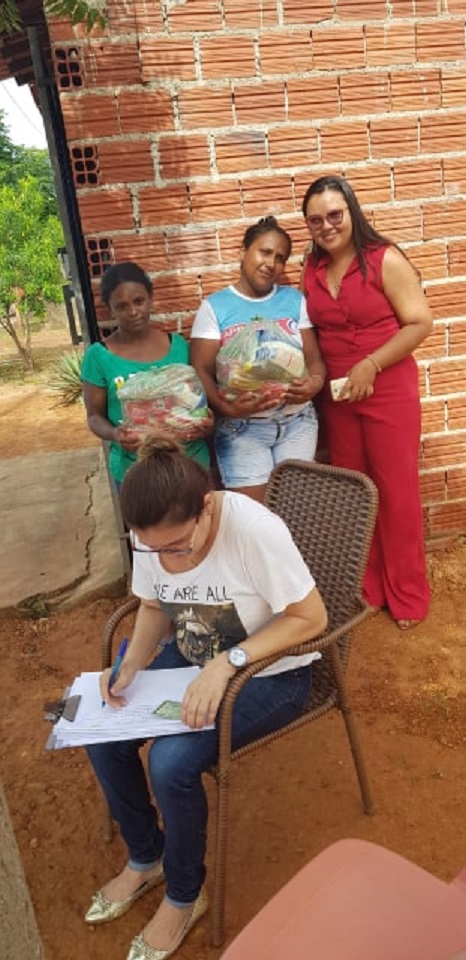 Prefeito Ananias André distribui cestas básicas para vítimas de alagamento