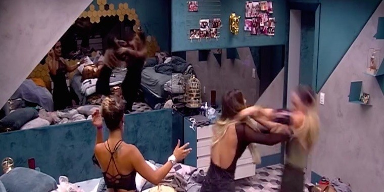 BBB19: Hariany dá empurrão em Paula e diz: "Eu vou ser expulsa agora"