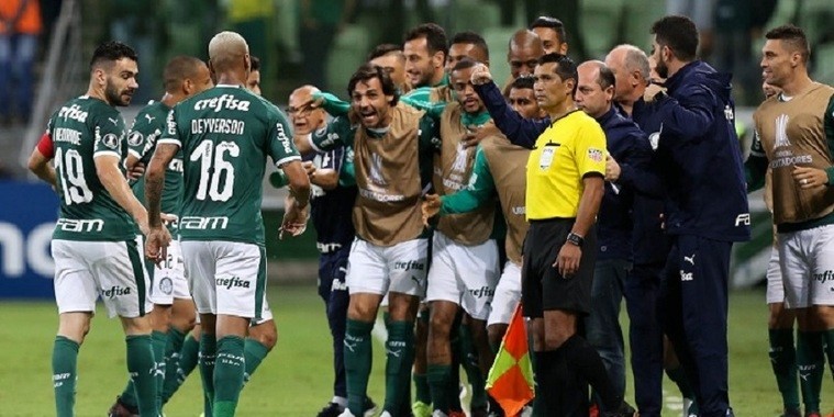 Palmeiras vence e fica perto de avançar na Libertadores