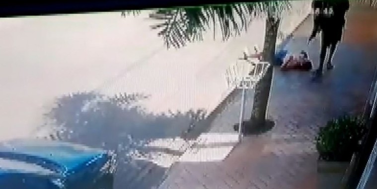 Vídeo mostra jovem morta a tiros no meio da rua; ex-marido foi preso