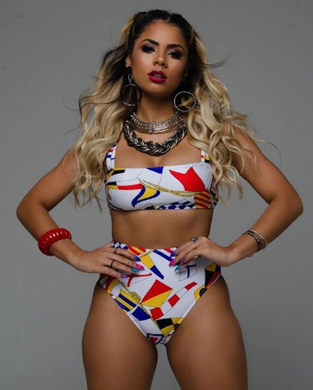 Com decote, Lexa surge em selfie sensual e é confundida com Anitta