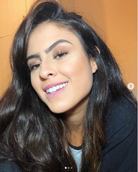Hana Khalil posa de topless e causa alvoroço nas redes sociais