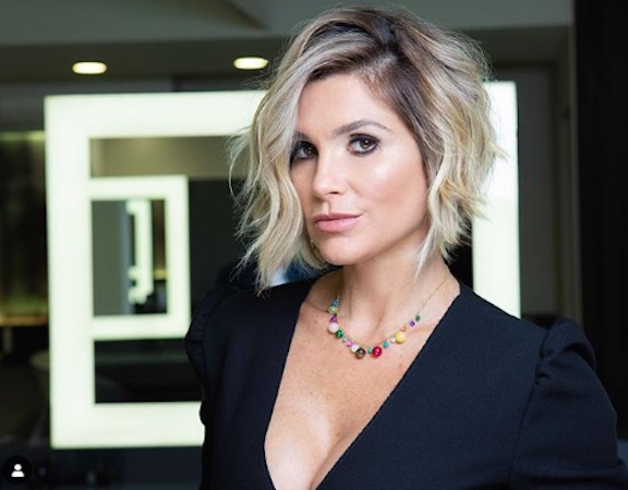 Flávia Alessandra eleva a temperatura na web ao posar de topless