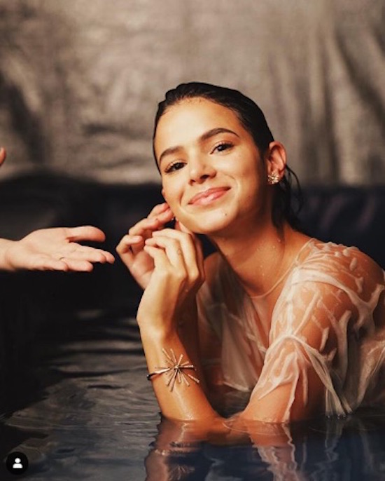 No Twitter, Bruna Marquezine ironiza vídeo que romantiza traição