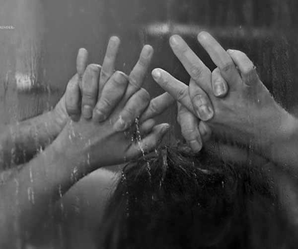 Saiba as seis melhores posições para o casal fazer sexo no banheiro