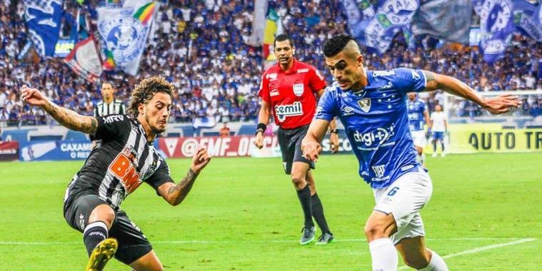 Cruzeiro vence, vira em cima do Atlético-MG e fica próximo do título
