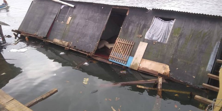 Casas desabam e são engolidas pelo mar em SP