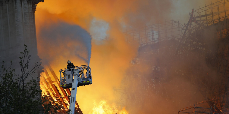 Catedral de Notre-Dame é consumida por fogo há mais de 4 horas