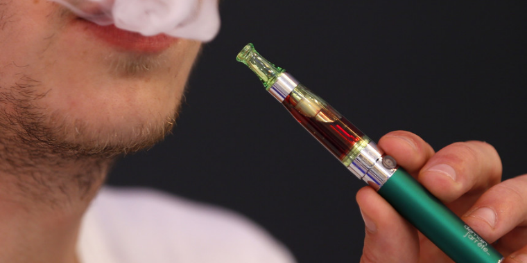 Cigarros eletrônicos podem causar convulsões, aponta estudo