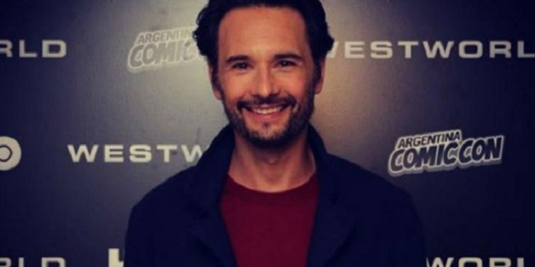 Fã de pescaria, Rodrigo Santoro faz rara aparição no Caribe