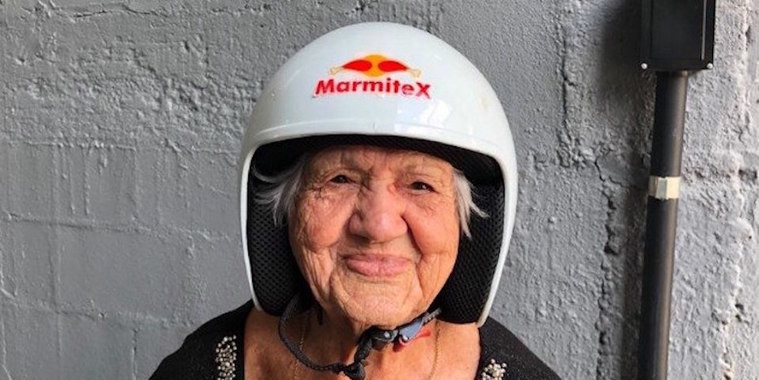 Idosa de 90 anos surpreende dirigindo pela 1ª vez: "Não tive medo!"