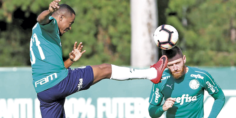 Carlos Eduardo volta a treinar no Palmeiras