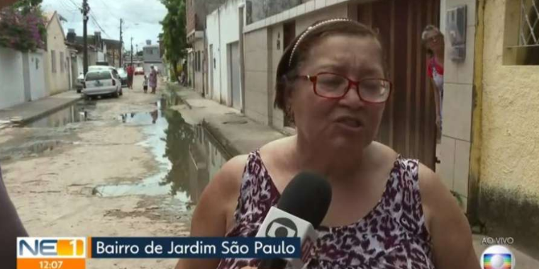 Mulher fica presa em portão durante programa o vivo