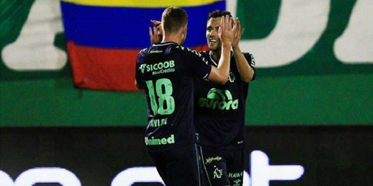 Corinthians perde e vê Chape sair na frente