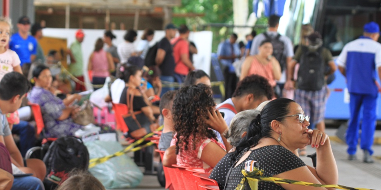 Passageiros lotam rodoviária e aeroporto de Teresina