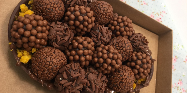 Aprenda a preparar a receita de brigadeiro de páscoa de forma simples