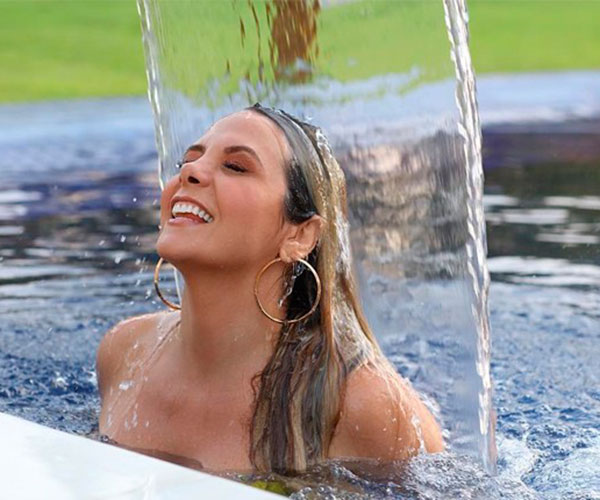 Carla Perez surge em piscina e é elogiada: "Espetáculo de mulher"