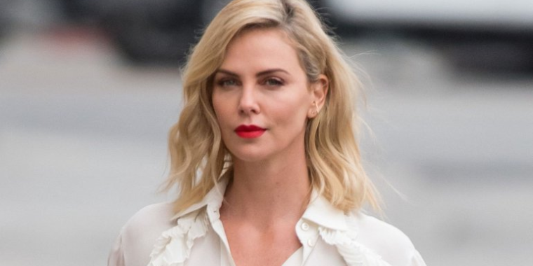 Charlize Theron fala de seu filho que usa vestido por se sentir menina