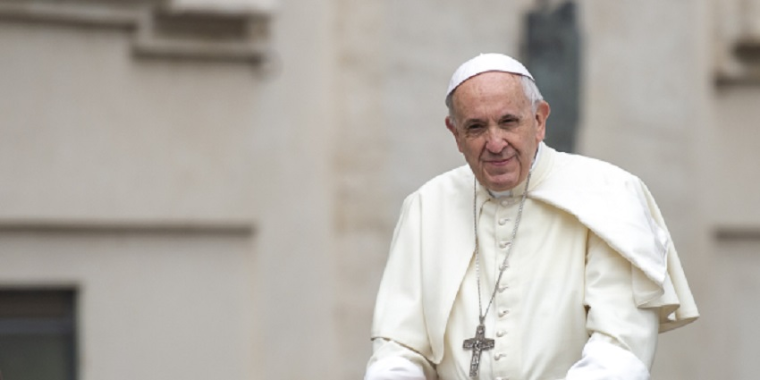 Papa diz que pessoas que rejeitam homossexuais "não têm coração"
