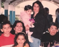 Anitta publica foto  junto com a família antes da fama