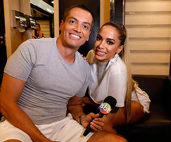 ‘Anitta gosta muito de transar a três, dispara jornalista Léo Dias