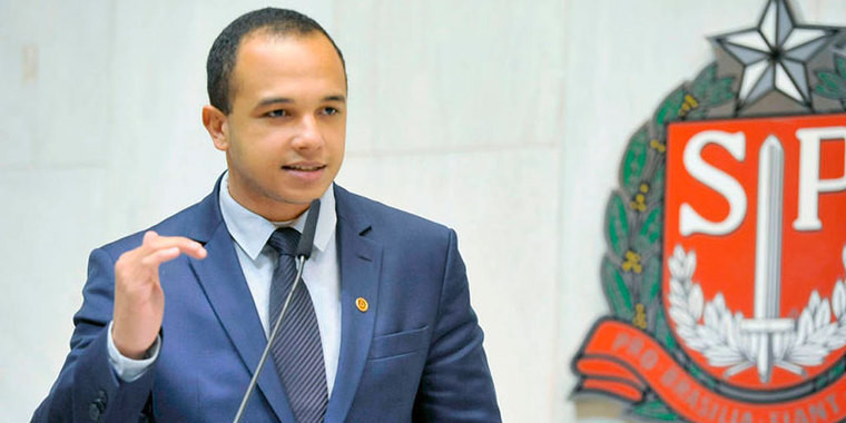 Deputado do PSL assume ser homossexual após atacar colega trans