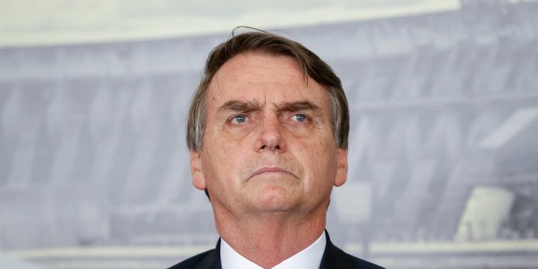 Jair Bolsonaro afirma que poderá acabar com horário de verão