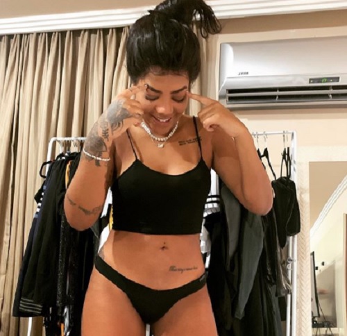 Ludmilla aparece de calcinha no Instagram e diz: "tô locona"