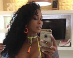 Rosiane Pinheiro recebe críticas ao fazer selfie do bumbum