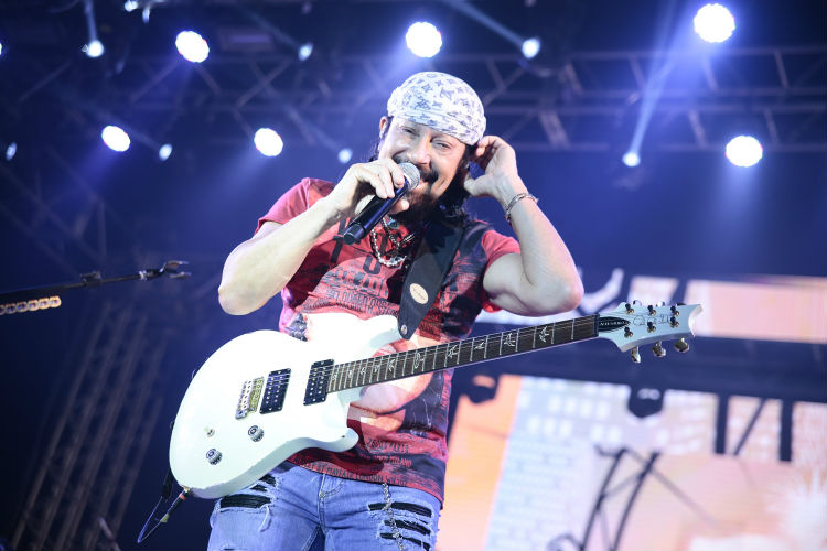 Bell Marques canta "Só as Antigas" e leva o público à loucura em THE