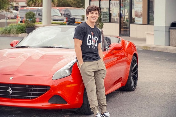 Thomaz Costa ostenta e posta foto ao lado de carrão de R$ 968 mil
