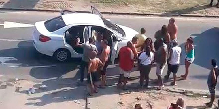 Dez militares são presos após carro de músico ser fuzilado no Rio