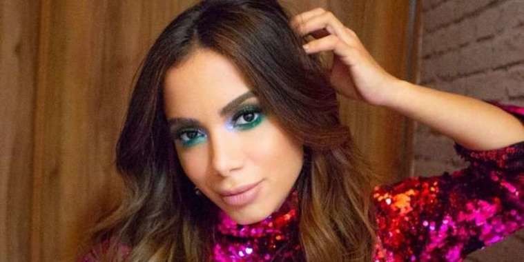 Novo casal? Anitta surge agarradinha a empresário