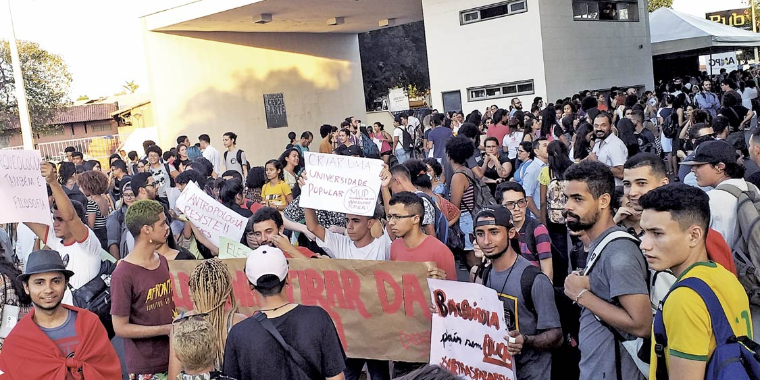 Estudantes bloqueiam entrada da UFPI