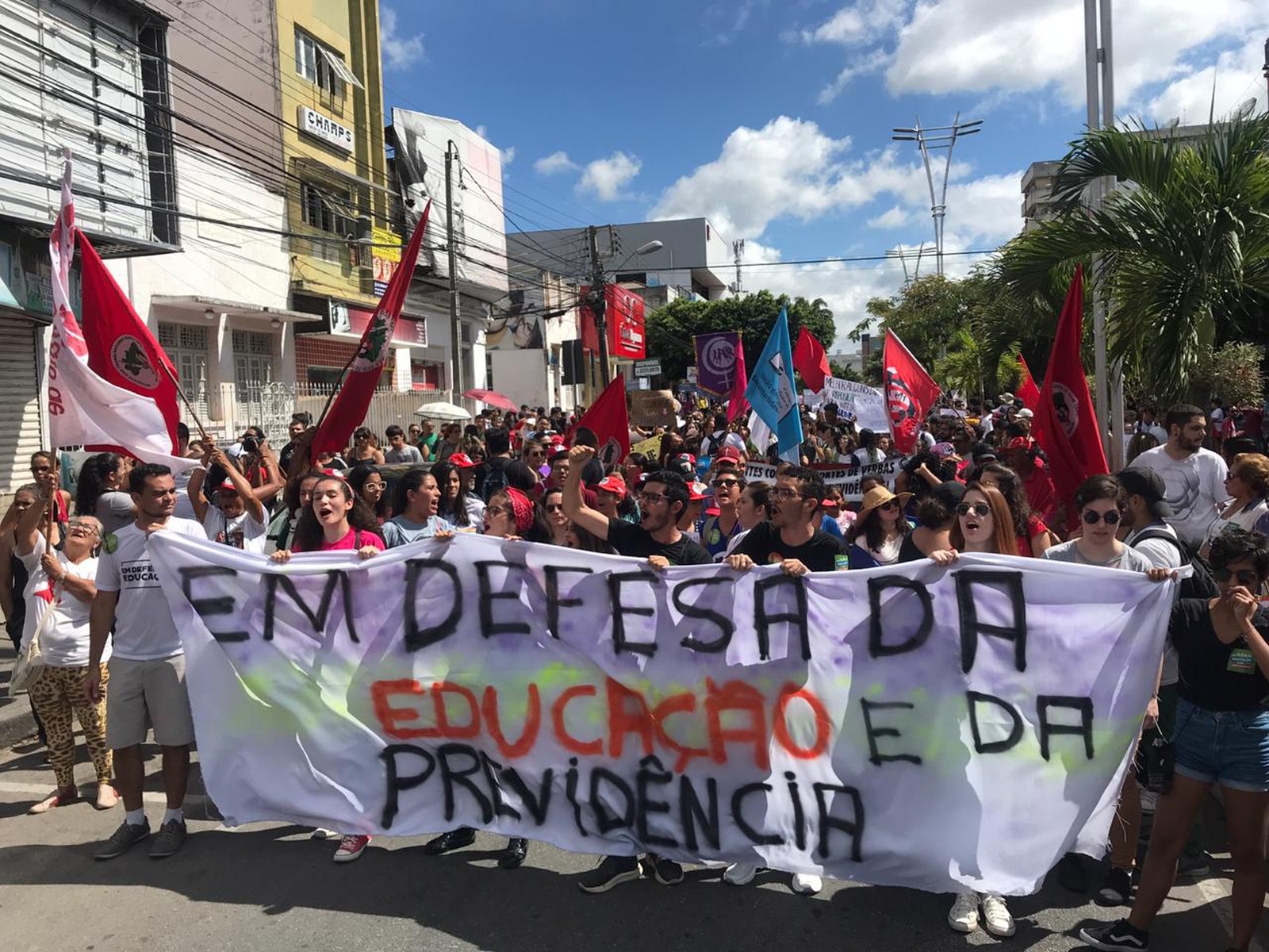  Protesto contra o bloqueio de verbas na educação e a reforma da Previdência em Caruaru — Foto: Anderson Melo/TV Asa Branca 