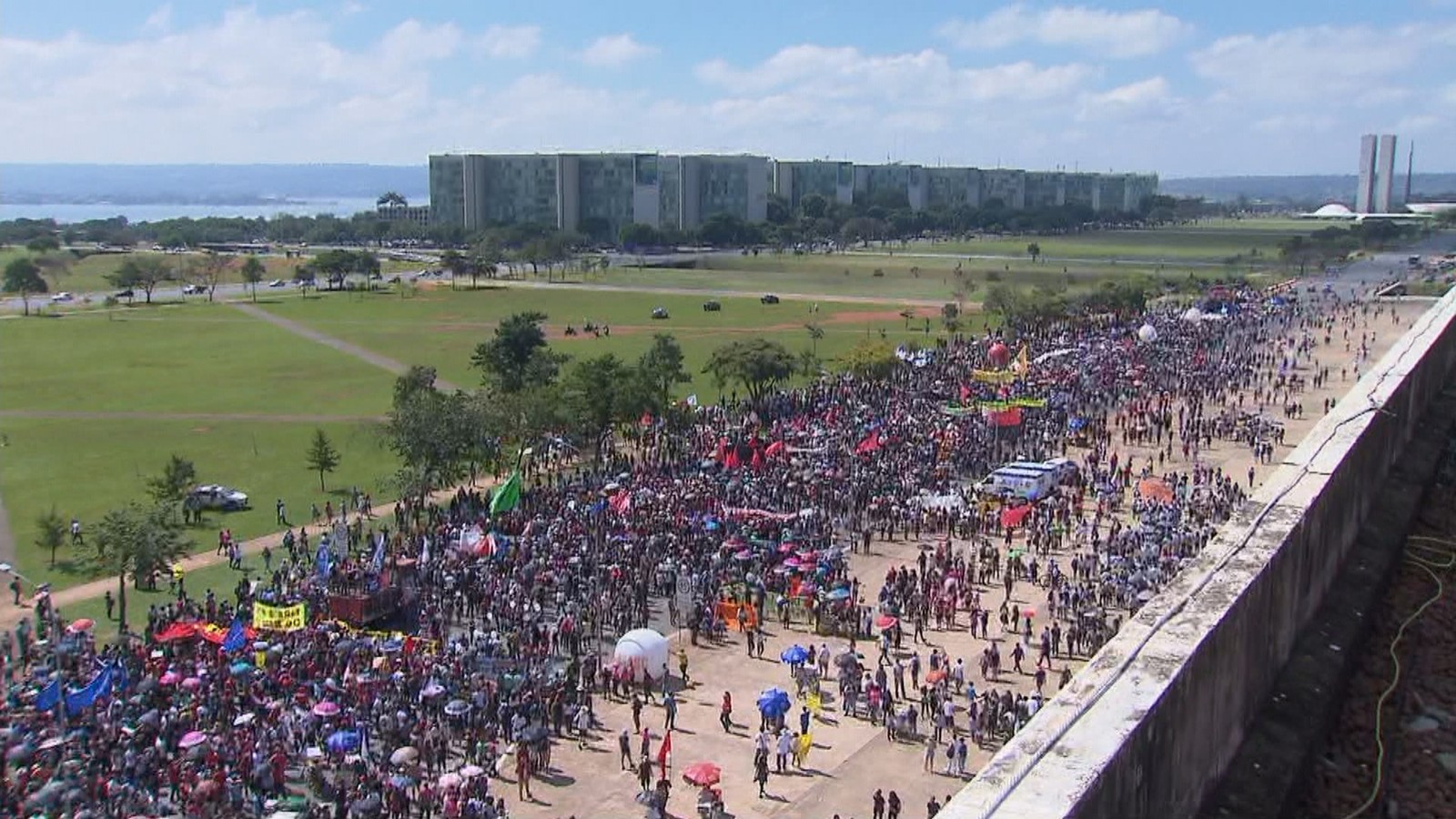  Protesto contra bloqueio de verbas na Educação ocupa parte da Esplanada dos Ministérios, em Brasília — Foto: TV Globo/Reprodução 