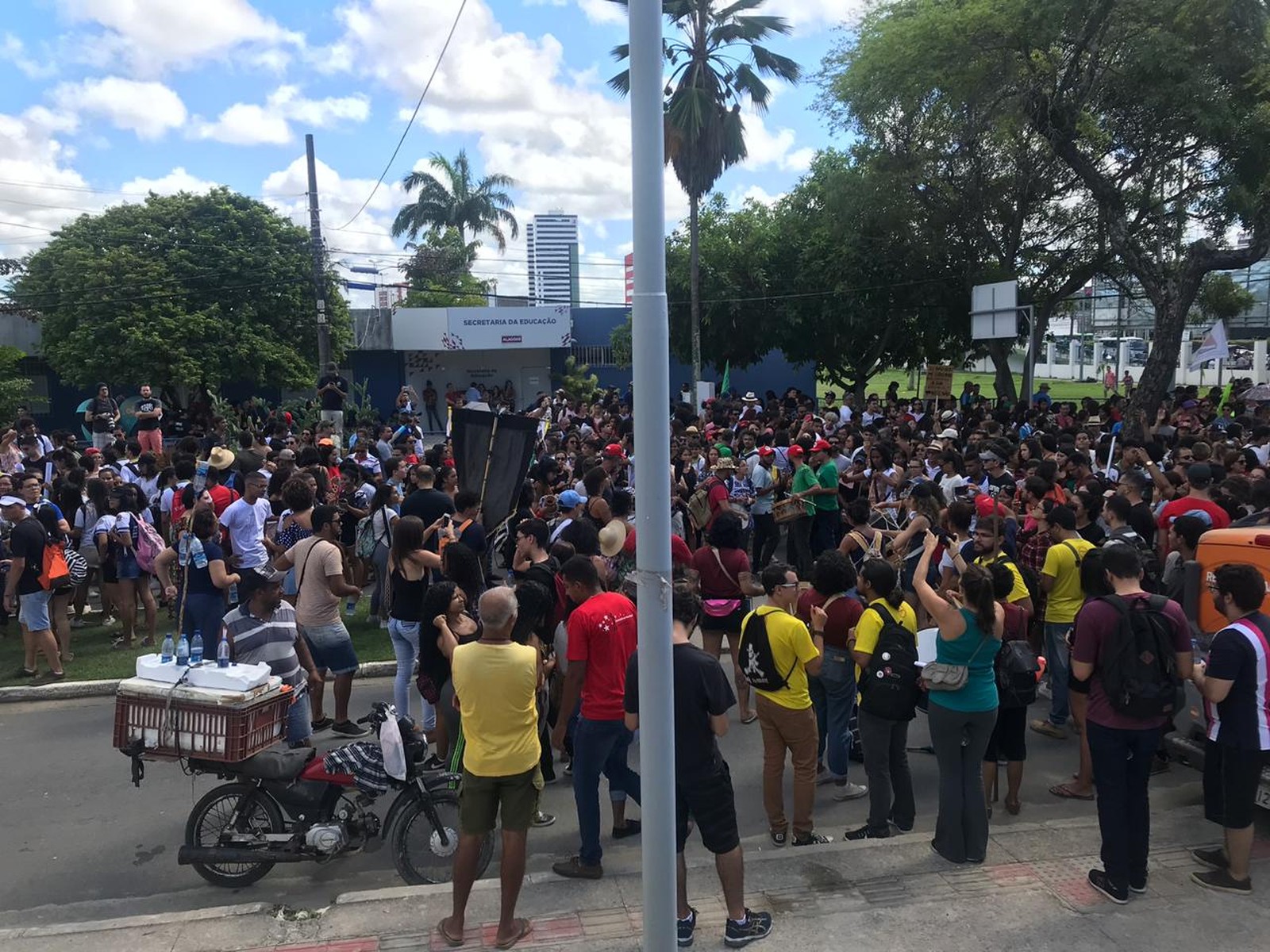  Concentração do protesto na Educação no Cepa, em Maceió — Foto: Michelle Farias/G1 