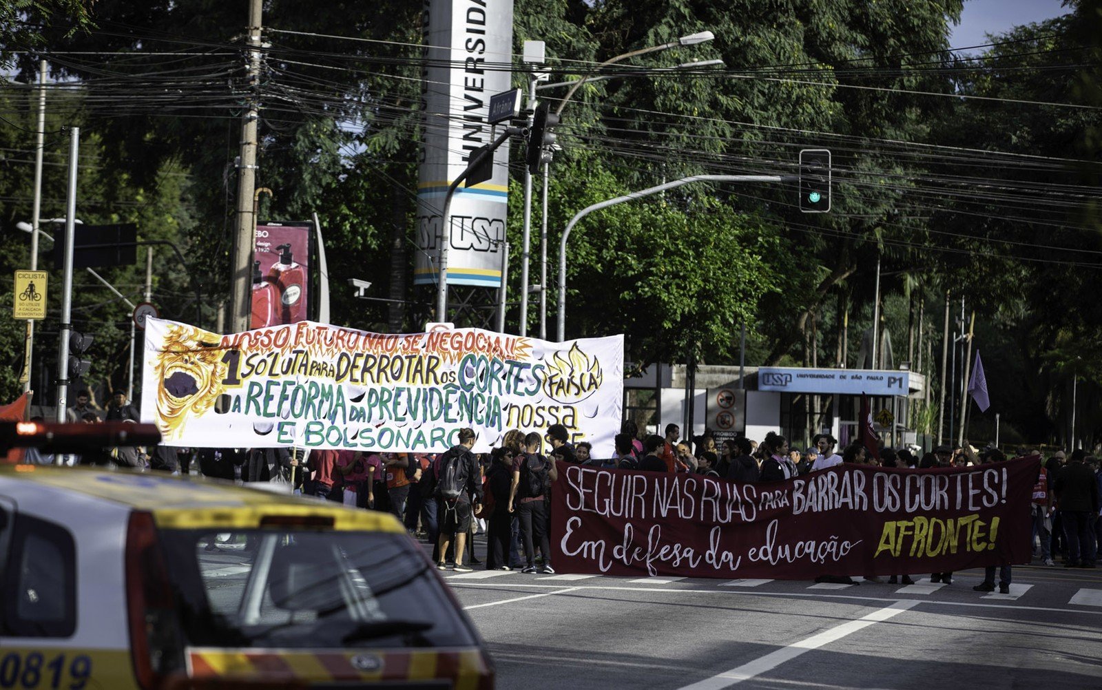  Protesto fecha portão da USP — Foto: Bruno Rocha/Fotoarena/Estadão Conteúdo 