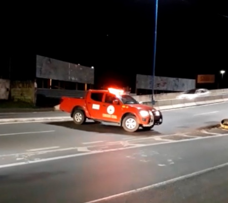 Bombeiros interditam elevado da Miguel Rosa após surgimentos de rachaduras