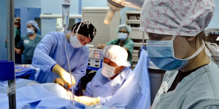Saiba porque médicos usam roupas verdes ou azuis nas salas de cirurgia