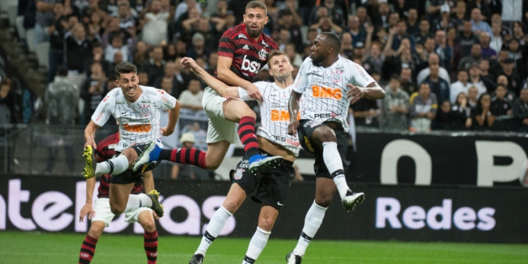Corinthians perde e vê Flamengo abrir vantagem
