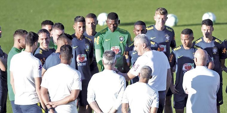 1º treino com Tite sem seleção completa