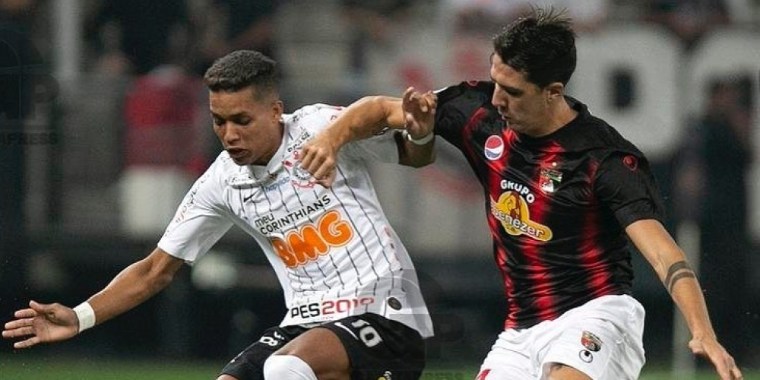 Corinthians vence Deportivo e fica próximo de vaga