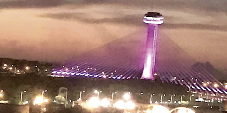 Ponte Estaiada se transforma à noite em Teresina