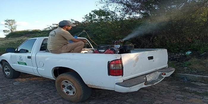 Prefeitura realiza combate à dengue com uso de carro fumacê