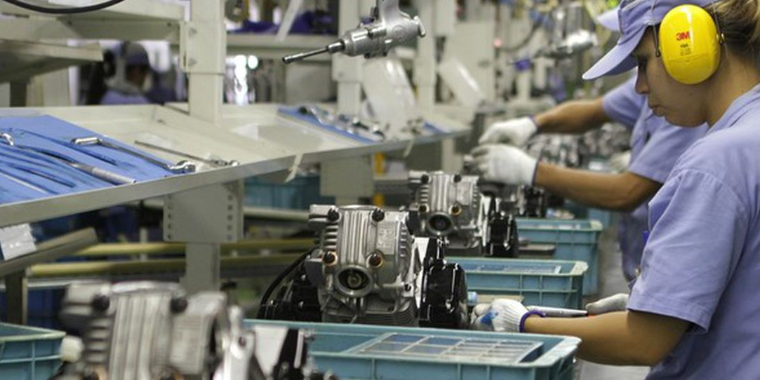 Produção industrial brasileira cai 1,3% de fevereiro para março