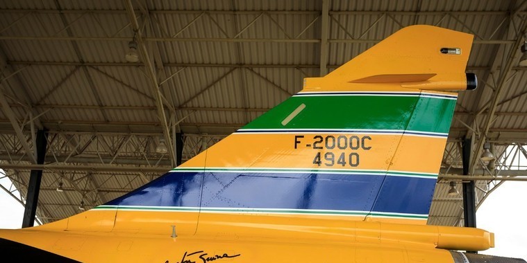Avião da FAB ganha pintura especial em homenagem a Ayrton Senna
