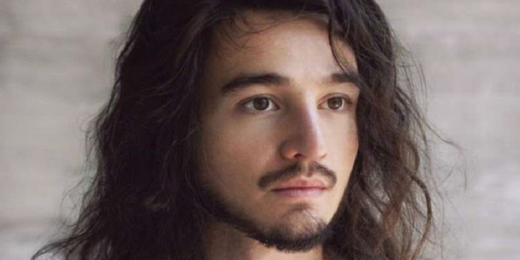 Tiago Iorc surpreende fãs e lança álbum, após um ano fora da mídia