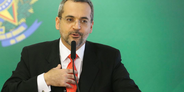Ministro diz que universidades terão recursos se economia crescer