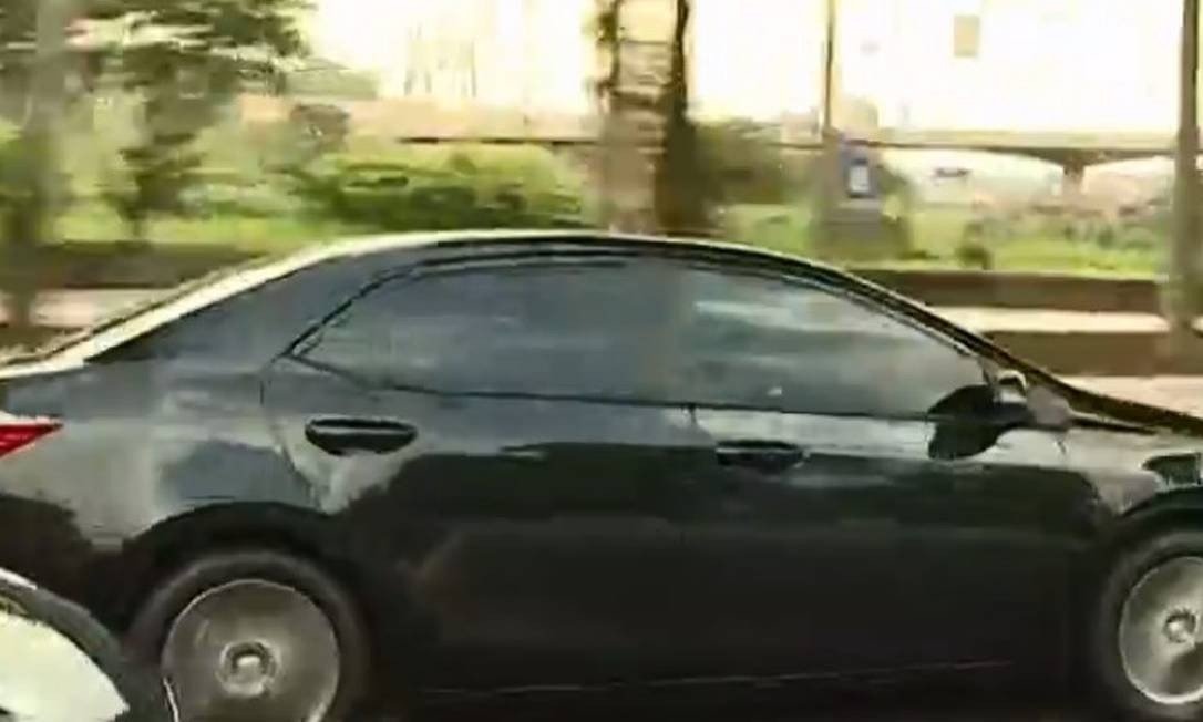 Carro no qual o ex-presidente Temer saiu de casa para ir até à Superintendência da PF em São Paulo Foto: Reprodução / GloboNews